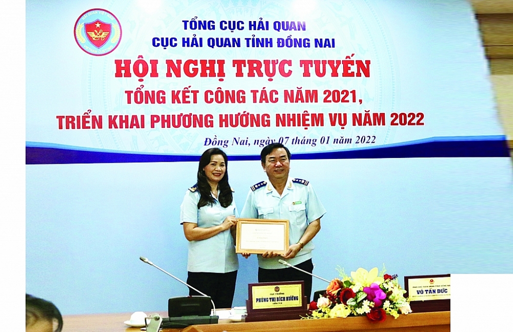 Cục trưởng Cục Hải quan Đồng Nai Phùng Thị Bích Hường thừa ủy quyền trao bằng khen của Tổ chức Hải quan thế giới (WCO) cho anh Trần Hoàng Trọng Kỳ.
