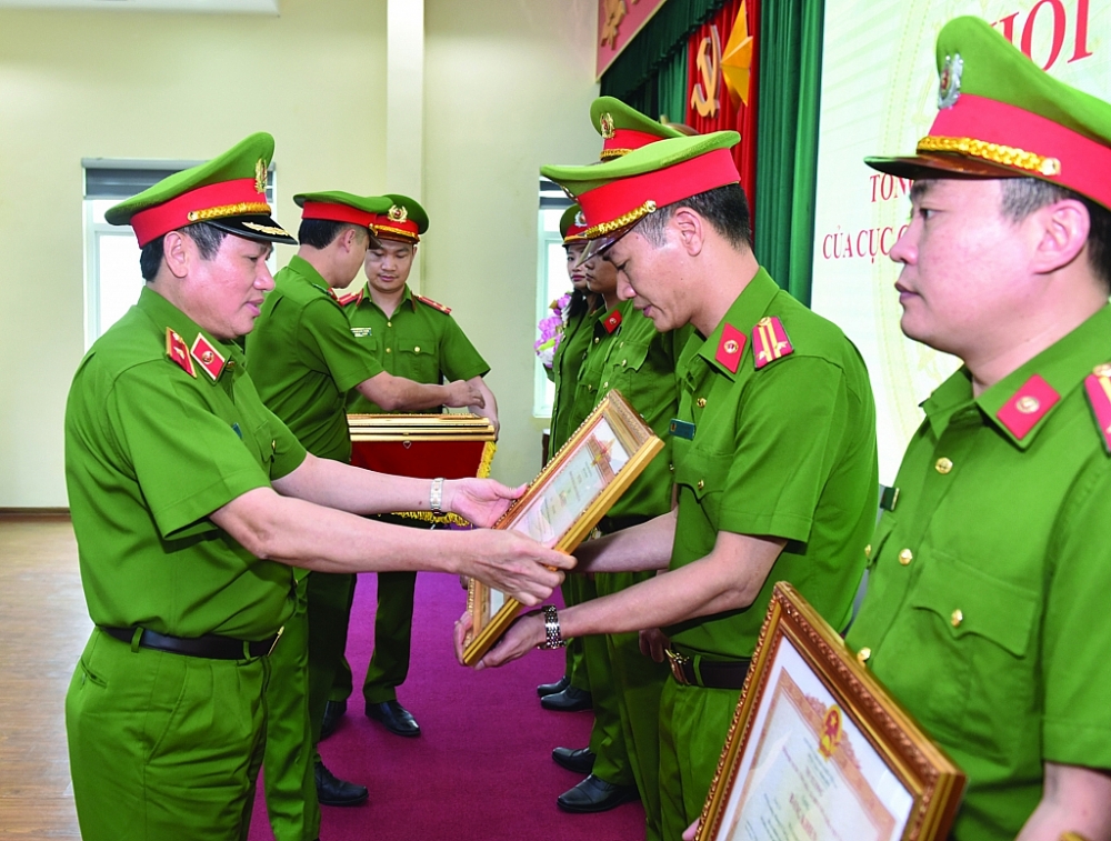 Tại Hội nghị, thừa ủy quyền, Thiếu tướng Nguyễn Văn Viện trao Bằng khen của Thủ tướng Chính phủ cho các cá nhân có thành tích xuất sắc của C04. 	Ảnh: C04 cung cấp.