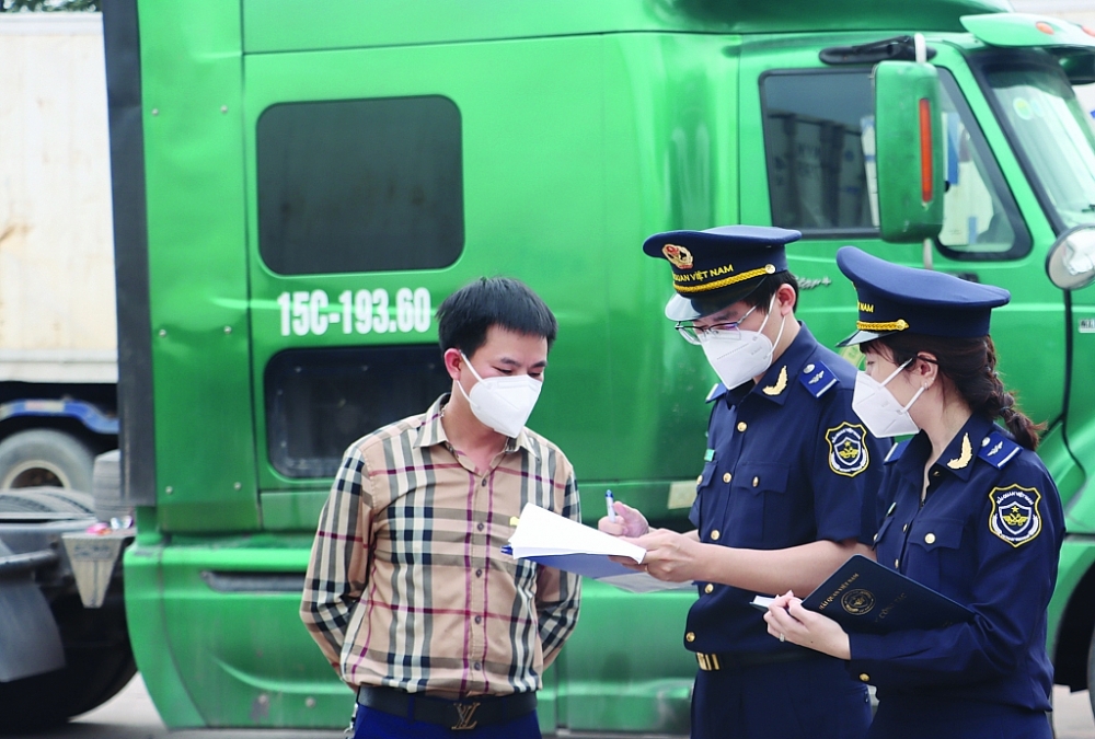 Công chức Hải quan cửa khẩu Móng Cai (Cục Hải quan Quảng Ninh) thực hiện công tác nghiệp vụ tại  Lối mở km3+4. 	Ảnh: T.Bình