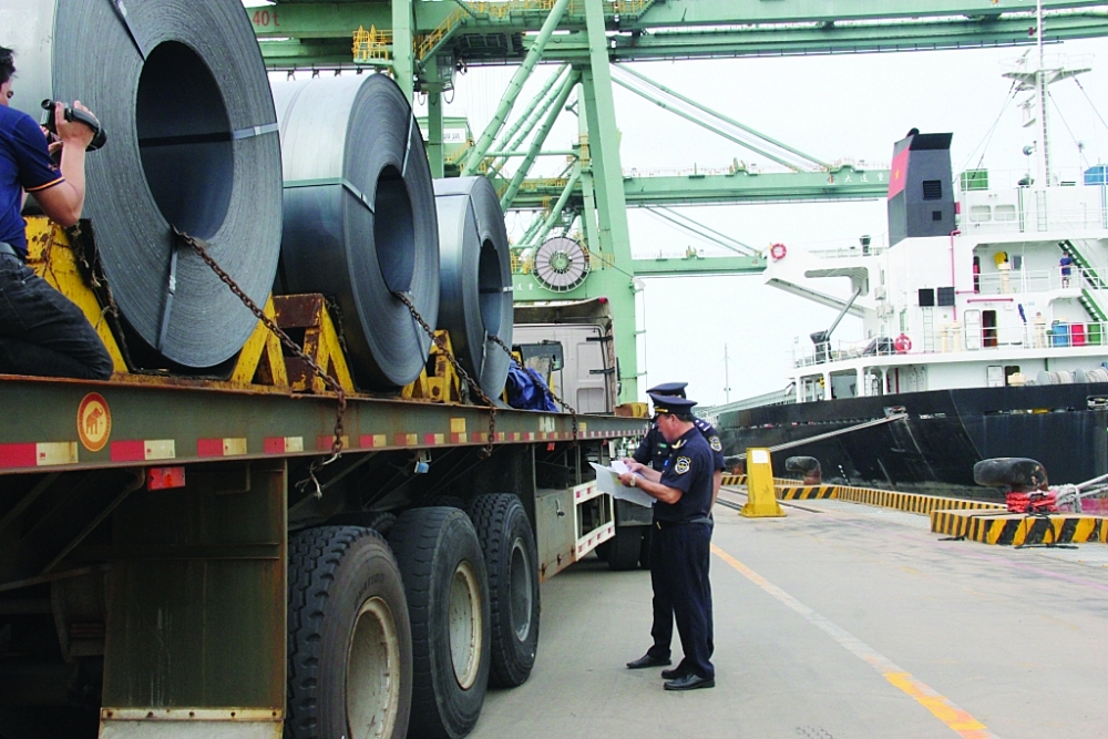 Công chức Chi cục Hải quan cửa khẩu cảng Vũng Áng giám sát hàng hóa tại cảng Sơn Dương. 	Ảnh: H.Nụ