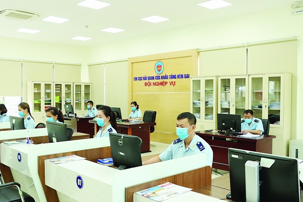  Hoạt động nghiệp vụ tại Chi cục Hải quan cửa khẩu cảng Hòn Gai (Cục Hải quan Quảng Ninh).  Ảnh: Quang Hùng