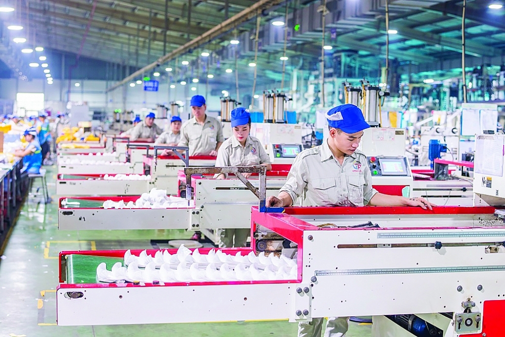 Hoạt động sản xuất tại Công ty Bao bì Việt Vipaco 	Ảnh: Vipaco