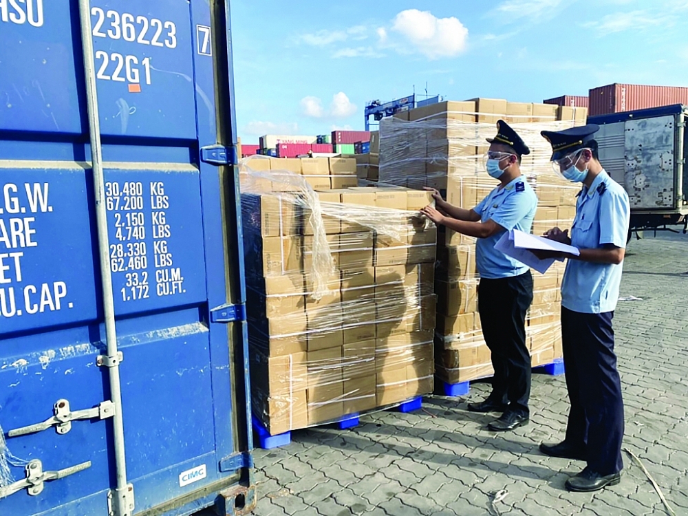 Công chức Hải quan cửa khẩu cảng Sài Gòn KV1 kiểm tra hàng nhập khẩu. 	Ảnh: T.H