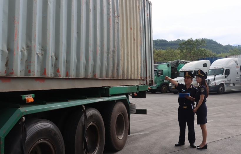 Phập phù xuất nhập khẩu qua  cửa khẩu Kim Thành, Lào Cai