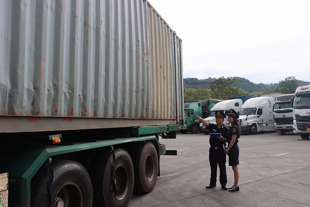 Công chức Chi cục Hải quan cửa khẩu quốc tế Lào Cai giám sát phương tiện chở hàng xuất khẩu ngày 30/6/2022. 	Ảnh: T.Bình