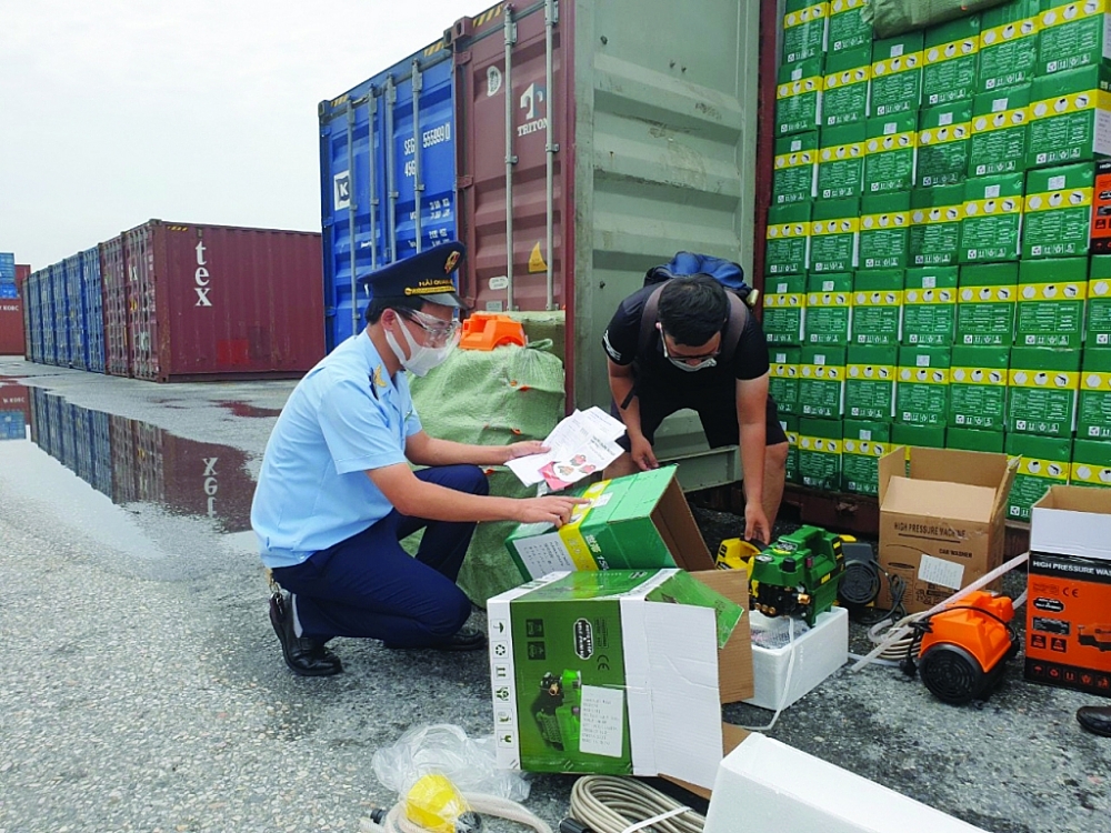 Công chức Hải quan Hải Phòng kiểm tra hàng hóa nhập khẩu. 	Ảnh: Nguyễn Lê
