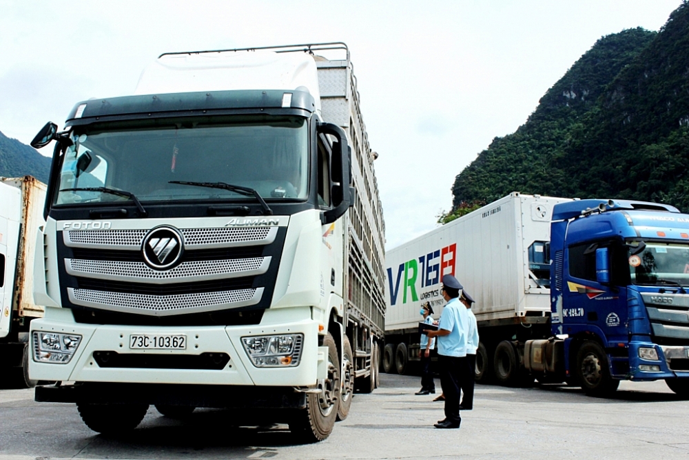  Công chức Chi cục Hải quan cửa khẩu Cha Lo (Cục Hải quan Quảng Bình) kiểm tra hàng hóa xuất nhập khẩu.  Ảnh do Cục Hải quan Quảng Bình cung cấp.