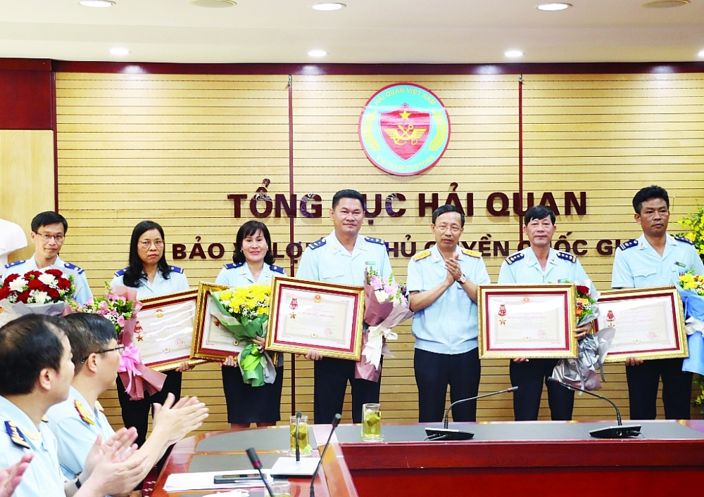 Tổng cục trưởng Nguyễn Văn Cẩn thừa ủy quyền trao Huân chương Chiến công cho tập thể và các cá nhân có thành tích xuất sắc của Đội 5, Cục Điều tra chống buôn lậu, ngày 6/7/2021. 	Ảnh: T.Bình
