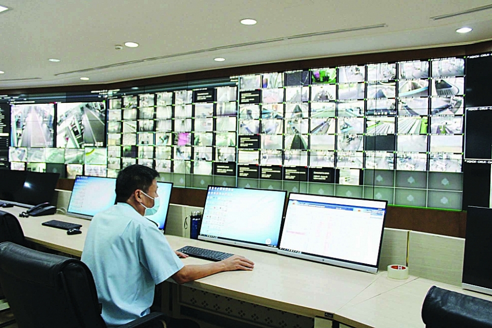 Hoạt động thông quan tại các cửa khẩu được giám sát chặt chẽ tại Trung tâm giám sát trực tuyến tại trụ sở Tổng cục Hải quan. 	Ảnh: H.Nụ