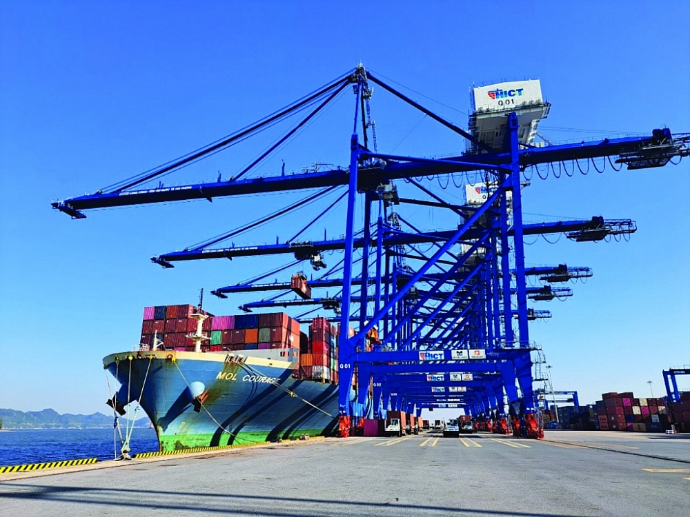 Hoạt động XNK tại cảng container quốc tế Tân cảng - Hải Phòng (TC-HICT). 	Ảnh: T.Bình