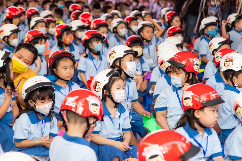 3 năm, gần 6 triệu mũ bảo hiểm của Honda Việt Nam được tặng cho học sinh lớp 1