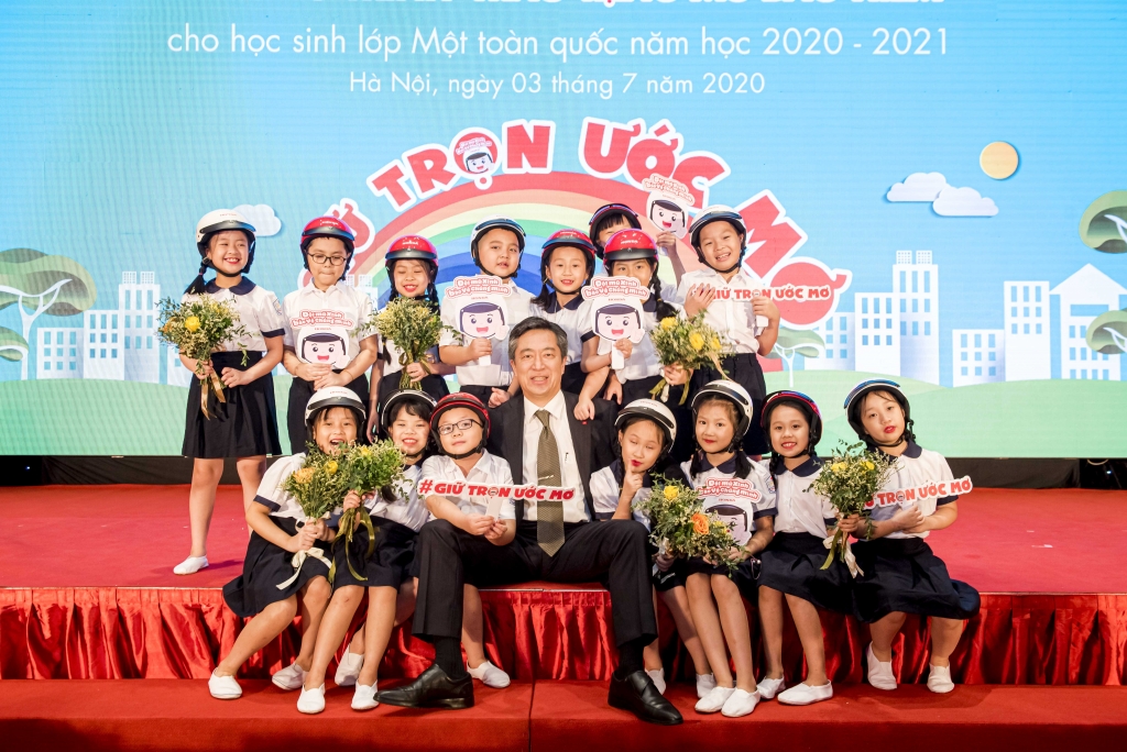 3 năm, gần 6 triệu mũ bảo hiểm của Honda Việt Nam được tặng cho học sinh lớp 1