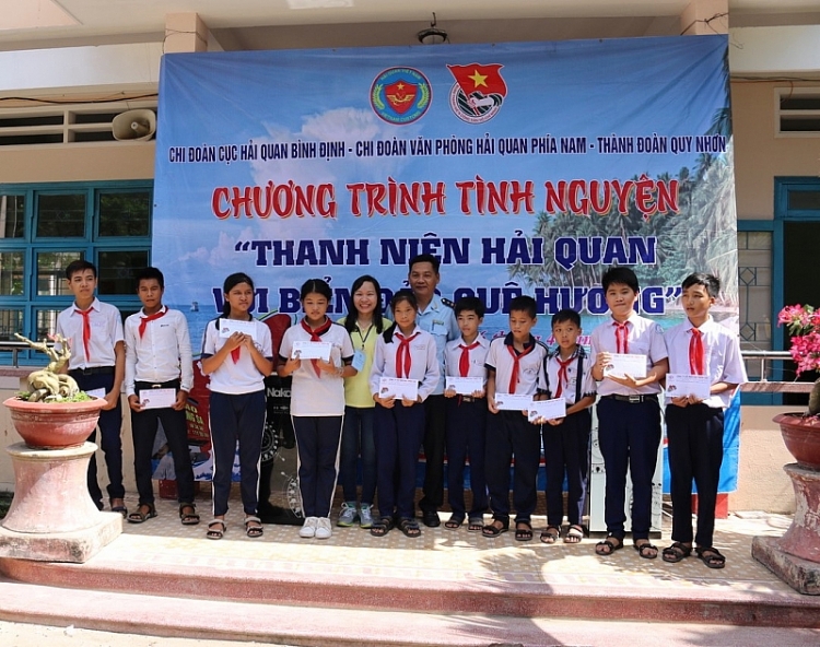 hoa hau trai dat phuong khanh dong hanh cung thanh nien hai quan huong ve bien dao