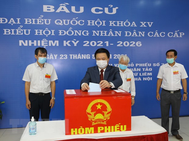 Nhieu dong chi lanh dao Dang, Nha nuoc bo phieu bau cu tai Ha Noi hinh anh 1