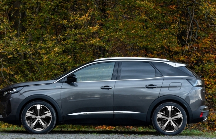 New Peugeot 3008 ra mắt với giá bán ưu đãi từ 989 triệu đồng