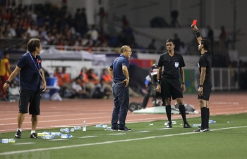 Huấn luyện viên Park Hang-seo nhận thẻ đỏ vì lỗi gì?