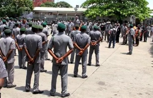 Hải quan Nigeria thu giữ 8 container chứa 206.000 thanh gươm