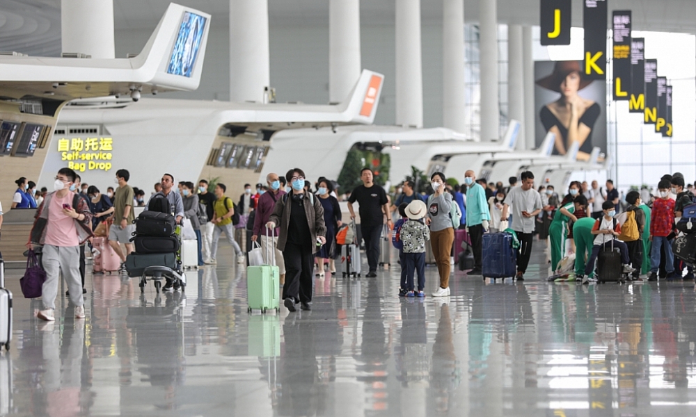 Hành khách chờ đợi làm thủ tục tại sân bay quốc tế Bạch Vân Quảng Châu vào ngày 29/04/2023, ngày đầu tiên của kỳ nghỉ lễ tháng Năm kéo dài 5 ngày. Ảnh: Sân bay quốc tế Bạch Vân Quảng Châu.