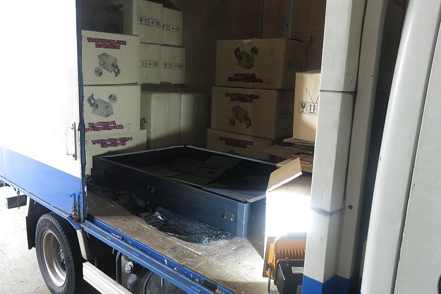 1,120 thùng thuốc lá lậu cất giấu trong xe tải tại khu bốc dỡ hàng hoá của một nhà máy nằm trong khu công nghiệp Woodlands. Ảnh: Hải quan Singapore