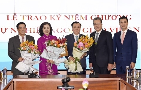 Lãnh đạo Bộ Tài chính nhận kỷ niệm chương “Vì sự nghiệp ngoại giao Việt Nam”