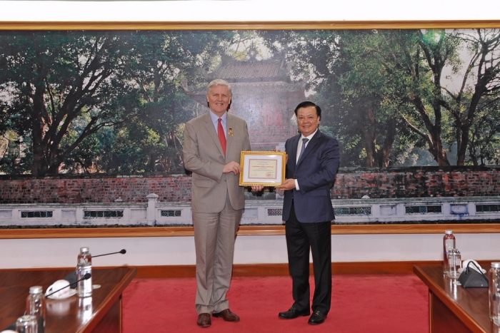 Trao tặng Kỷ niệm chương ngành Tài chính cho Giám đốc quốc gia ADB tại Việt Nam