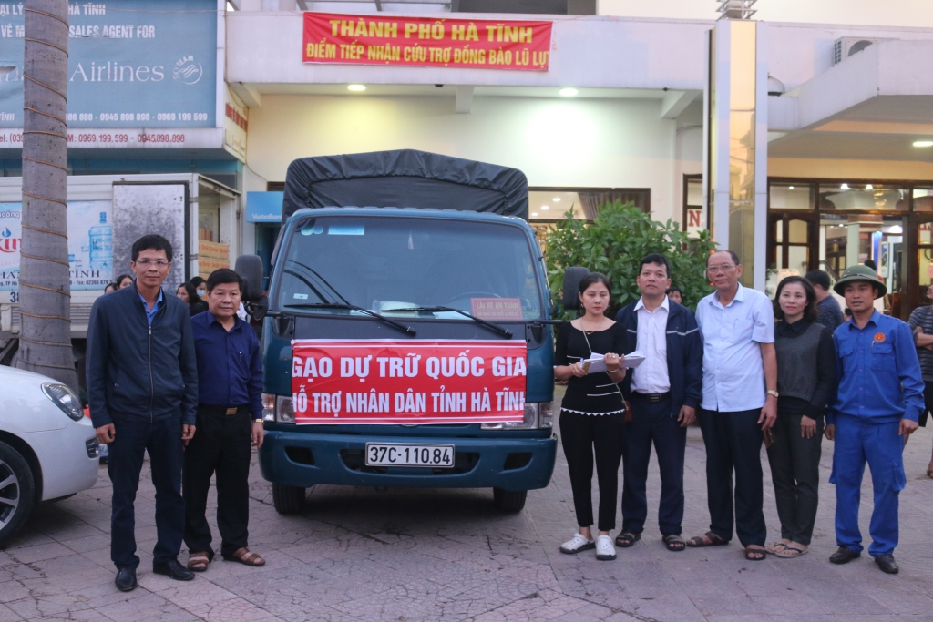 Lãnh đạo UBND tỉnh Hà Tĩnh và TP. Hà Tĩnh tiếp nhận gạo hỗ trợ .