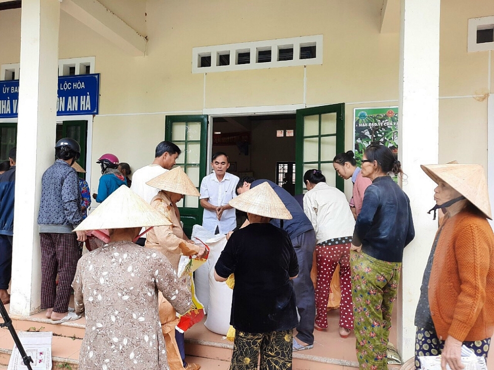 Nhân dân xã Lộc Hà huyện Phú Lộc THừa Thiên Huế phấn khởi hạnh phúc khi nhận được gạo cứu trợ của Chính phủ.