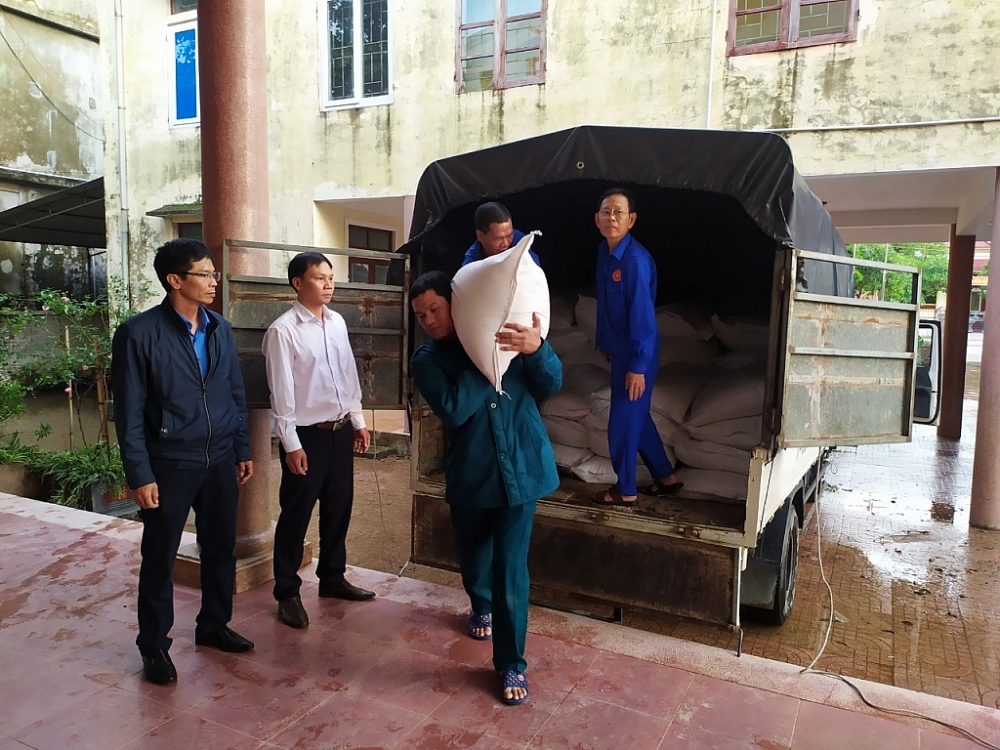 Kiểm tra công tác tiếp nhận gạo hỗ trợ tại UBND phường Đại Nài - TP. Hà Tĩnh.