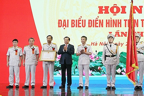 Thừa ủy quyền của Chủ tịch nước, Bộ trưởng Đinh Tiến Dũng đã trao Huân chương Lao động hạng Nhất cho tập thể lãnh đạo Tổng cục Hải quan tại Hội nghị Đại biểu điển hình tiên tiến ngành Hải quan (8/2020).