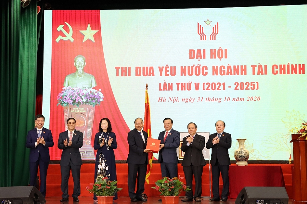 Thủ tướng Chính phủ tặng quà chúc mừng thành công của ngành Tài chính.