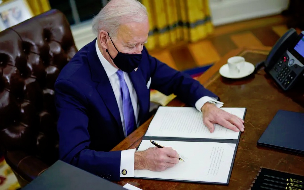 Tổng thống Mỹ Biden ký một số sắc lệnh đảo ngược chính sách của cựu Tổng thống Trump. Ảnh: Washington Post.