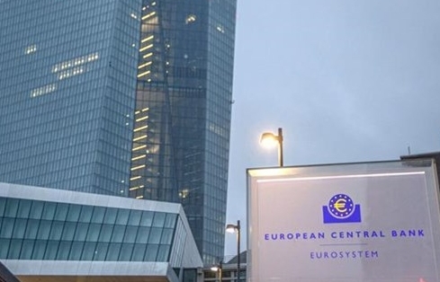 ECB hạ dự báo tăng trưởng và duy trì lãi suất thấp kỷ lục tại Eurozone