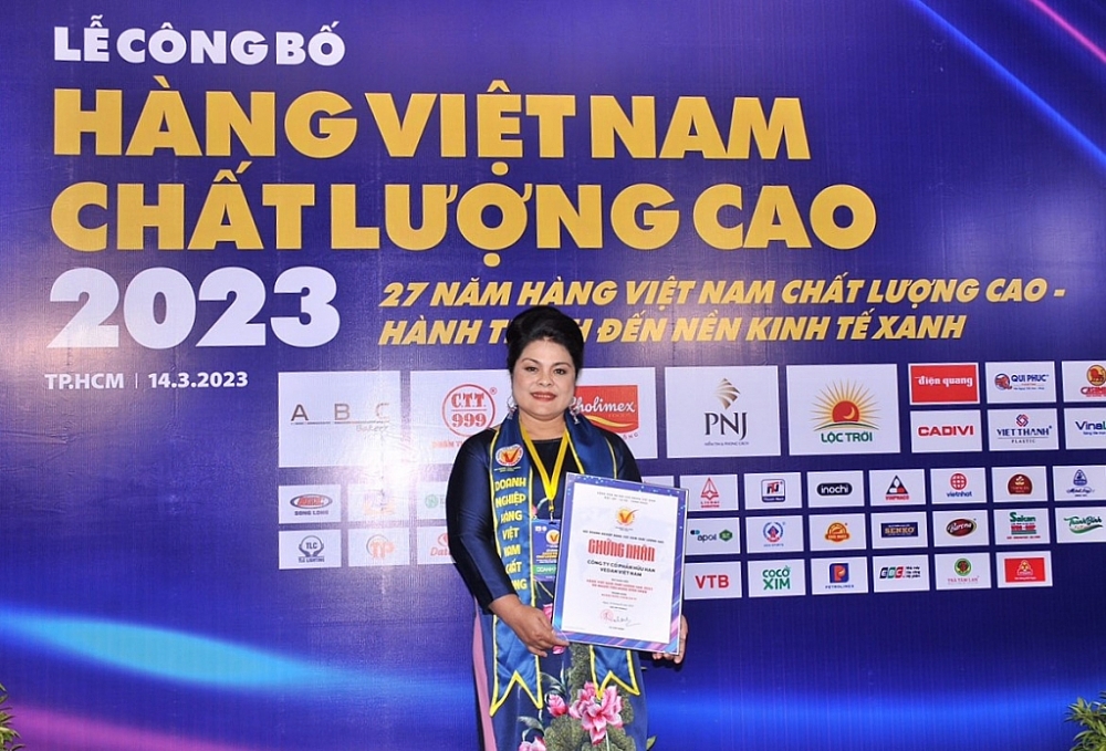 Bà Nguyễn Thu Thủy - Phó giám đốc Đối ngoại, nhận chứng nhận Hàng Việt Nam chất lượng cao 2023