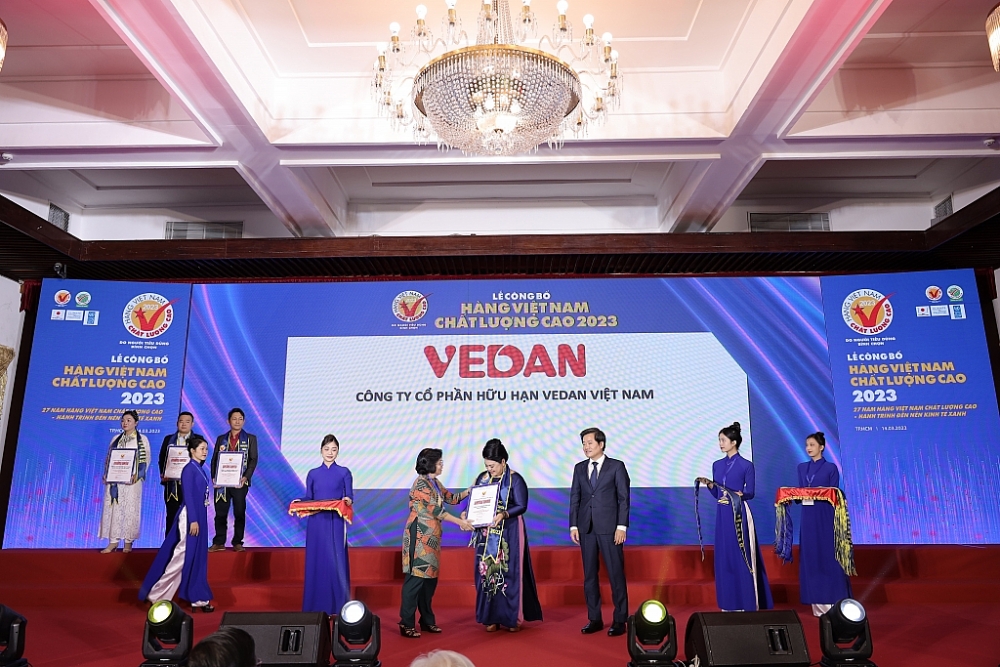 Bà Nguyễn Thu Thủy - Phó giám đốc Đối ngoại, đại diện Vedan Việt Nam nhận chứng nhận Hàng Việt Nam chất lượng cao 2023 từ Ban tổ chức