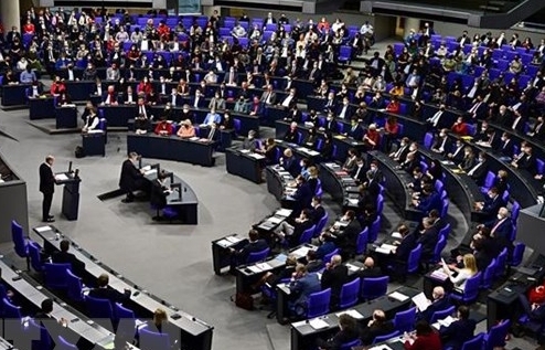 Quốc hội Đức thảo luận về việc tăng chi tiêu quốc phòng