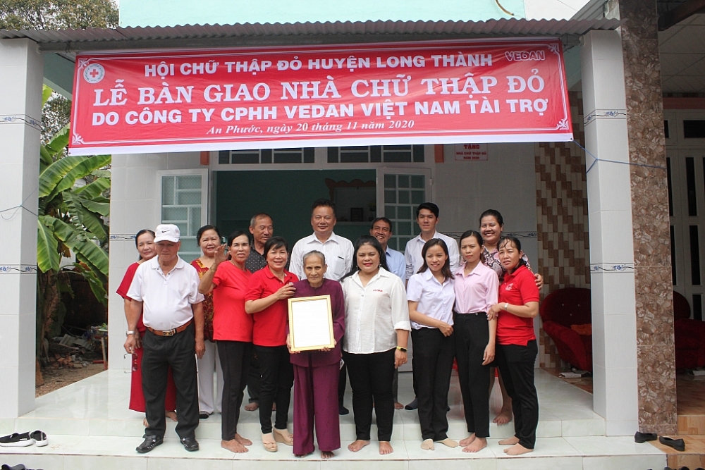 Ông Hwang Fa Jane ( đứng giữa hàng trên ) - đại diện Vedan trao nhà cho Dì Nguyễn Thị Bé (trú tại ấp 5, xã An Phước, huyện Long thành)