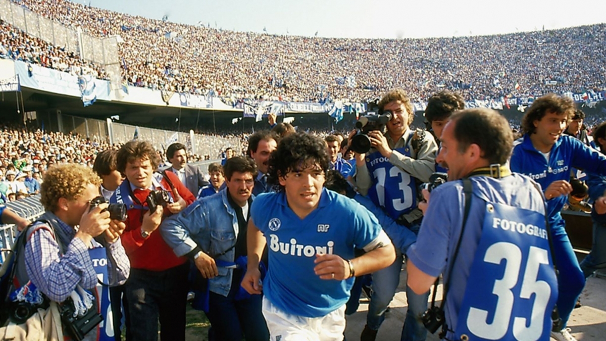 Maradona là người hùng của Napoli. (Ảnh: Sky Sports)