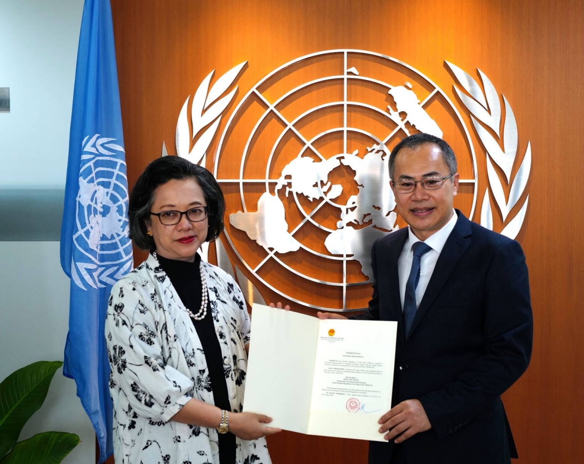 Đại sứ Phan Chí Thành trao thư uỷ nhiệm cho Phó Tổng thư ký LHQ