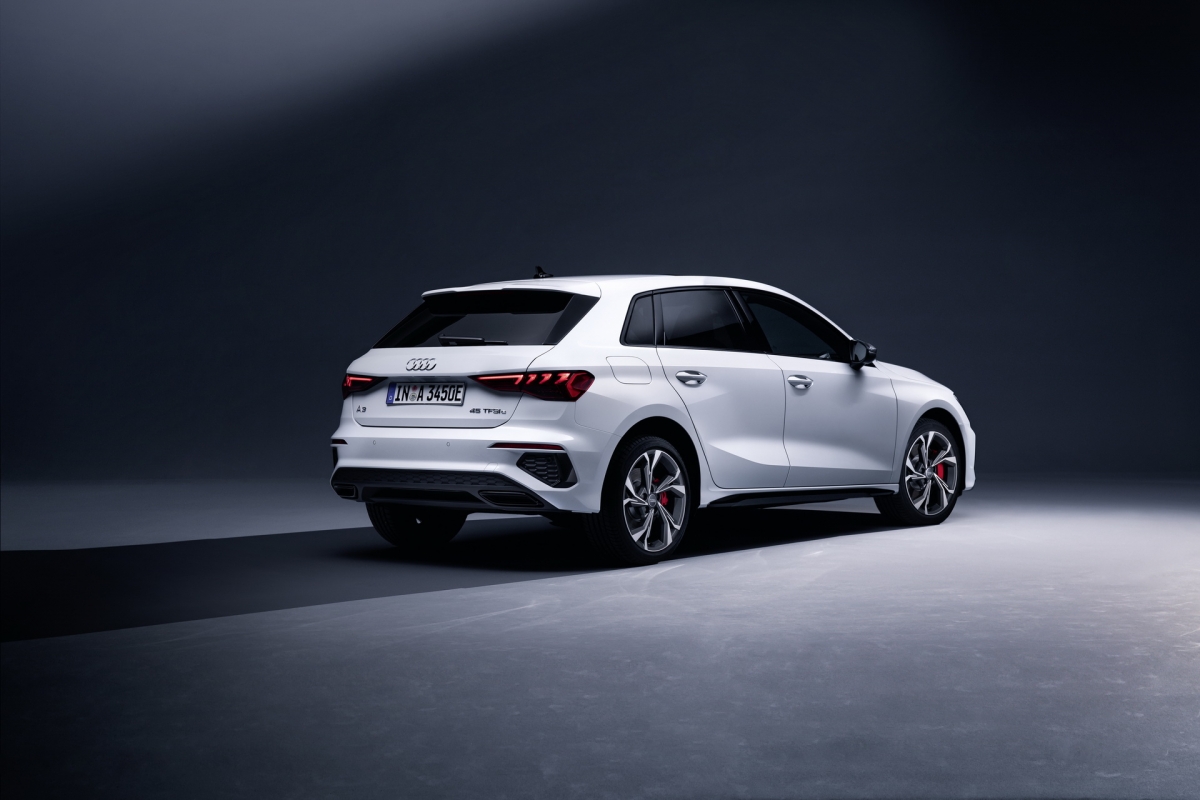Audi cũng không quên trang bị cho phiên bản này công nghệ phanh tái sinh với khả năng phục hồi đến 40 kW công suất từ việc phanh xe. Một số hệ thống khác được nâng cấp như hệ thống treo, trợ lực phanh, mâm xe,… để mang đến khả năng vận hành tối ưu hơn.