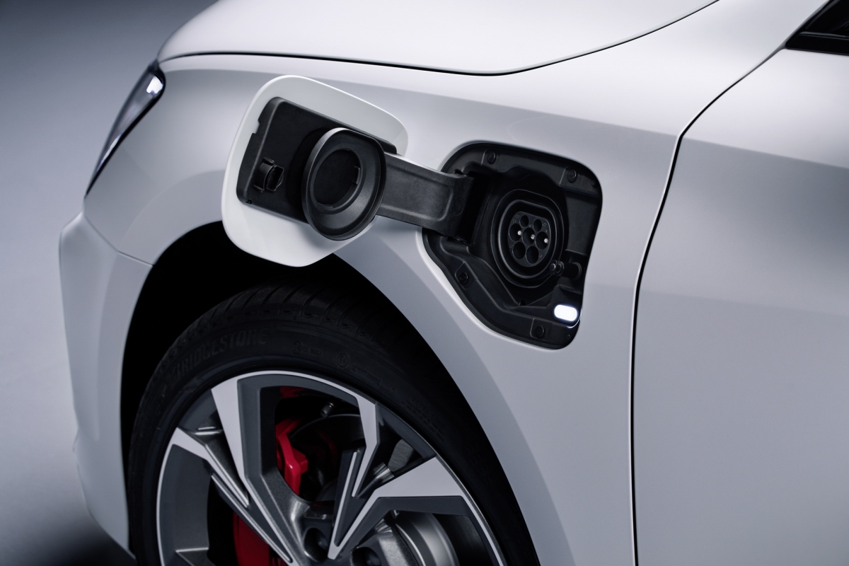 Audi A3 Sportback sở hữu khoang nội thất được thiết kế hiện đại và thể thao khi sở hữu màn hình trung tâm kích thước 10,25 inch và tùy chọn màn hình 12,3 inch lớn hơn. Màn hình thông tin 10,1 inch được đặt hướng về phía người lái, tích hợp vào bảng táp-lô của xe.