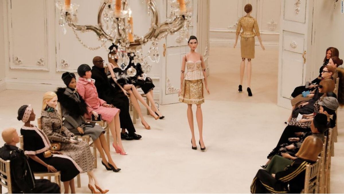 Moschino khiến giới mộ điệu ngỡ ngàng khi giới thiệu bộ sưu tập với người mẫu và khách mời là búp bê.