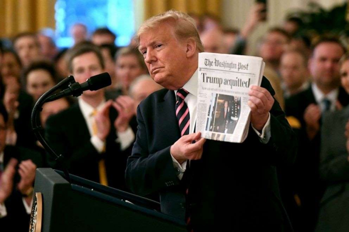 Tổng thống Trump cầm tờ báo có bài "Ông Trump trắng án". Ảnh: Getty Images