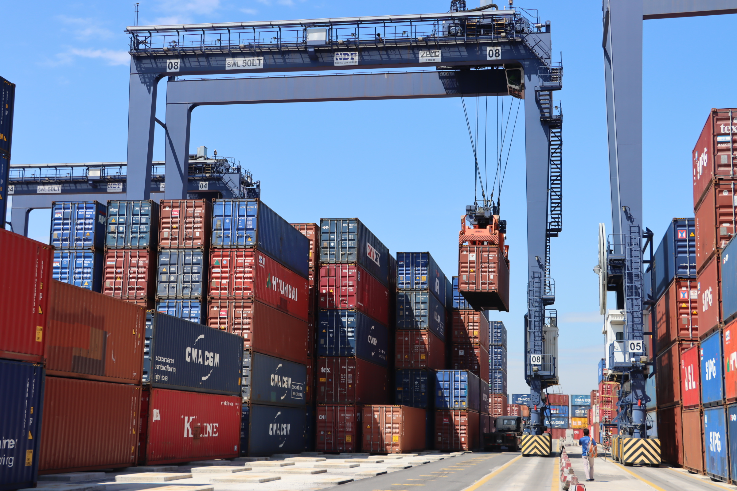 Hoạt động xuất nhập khẩu tại khu vực cảng Hải Phòng Ảnh T Bình 