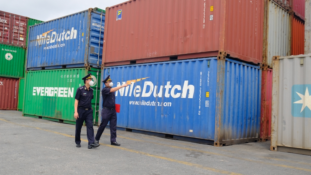 Công chức Hải quan cửa khẩu cảng Hải Phòng KV 3 thực hiện công tác nghiệp vụ tại cảng Ảnh N Linh 