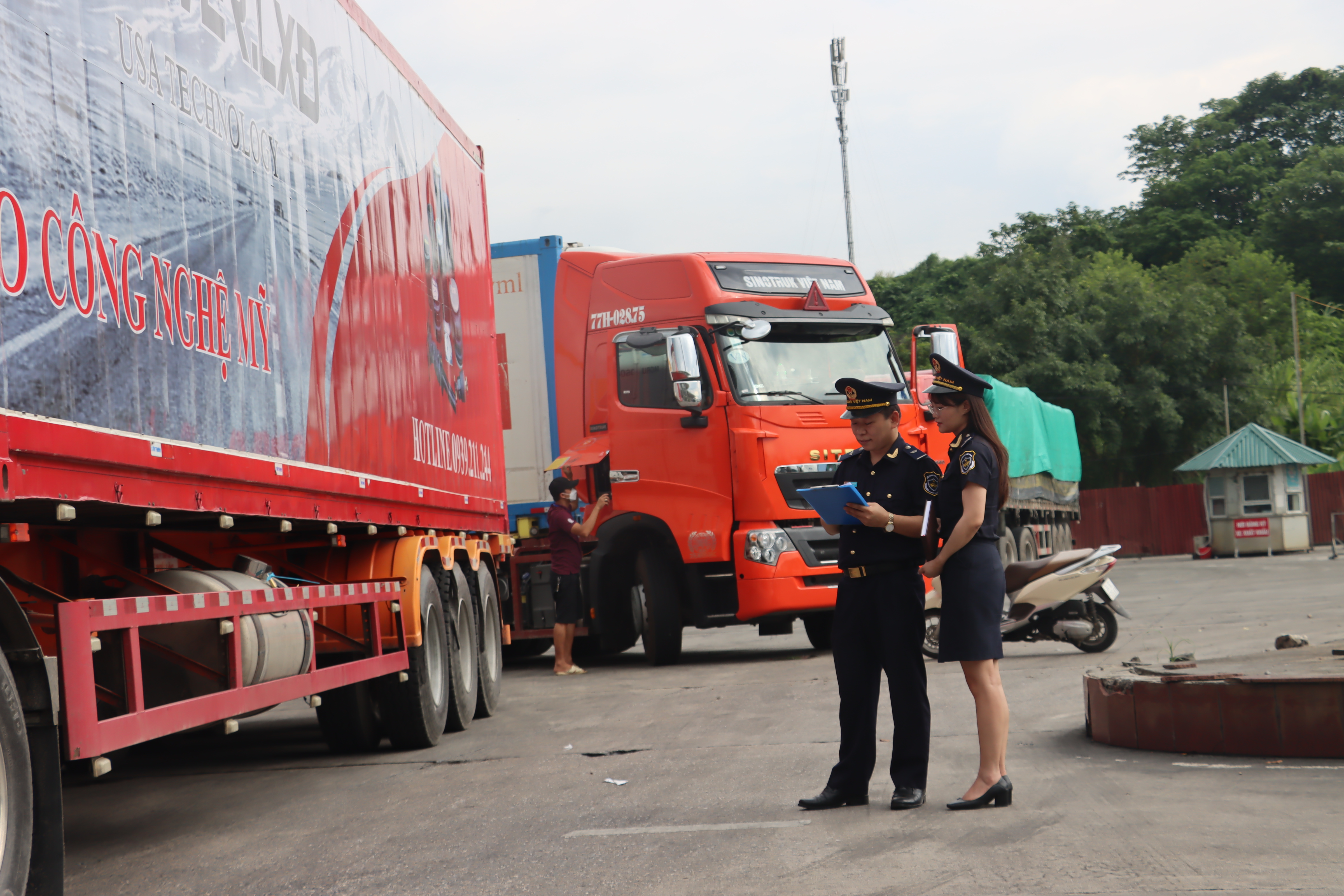 Hoạt động nghiệp vụ tại Chi cục Hải quan cửa khẩu quốc tế Lào Cai tháng 6 2022 Ảnh Thái Bình