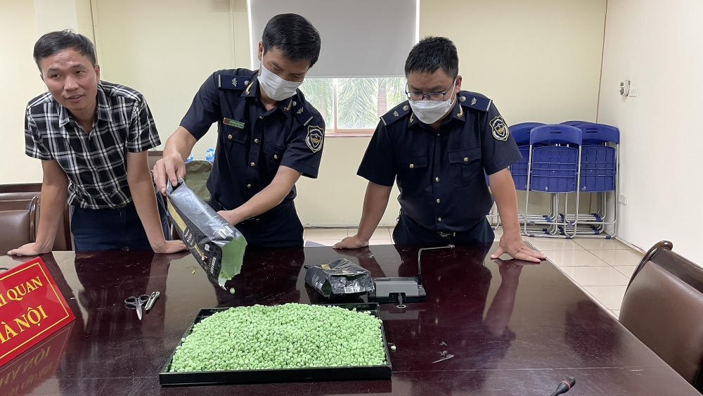 Ngày 8 5 2023 Đội Kiểm soát phòng chống ma túy phối hợp với Chi cục Hải quan Bắc Hà Nội và lực lượng chuyên trách thuộc Công an TP Hà Nội kiểm tra lô hàng vận chuyển qua đường hàng không phát hiện 4kg ma túy tổng hợp Ảnh N Linh