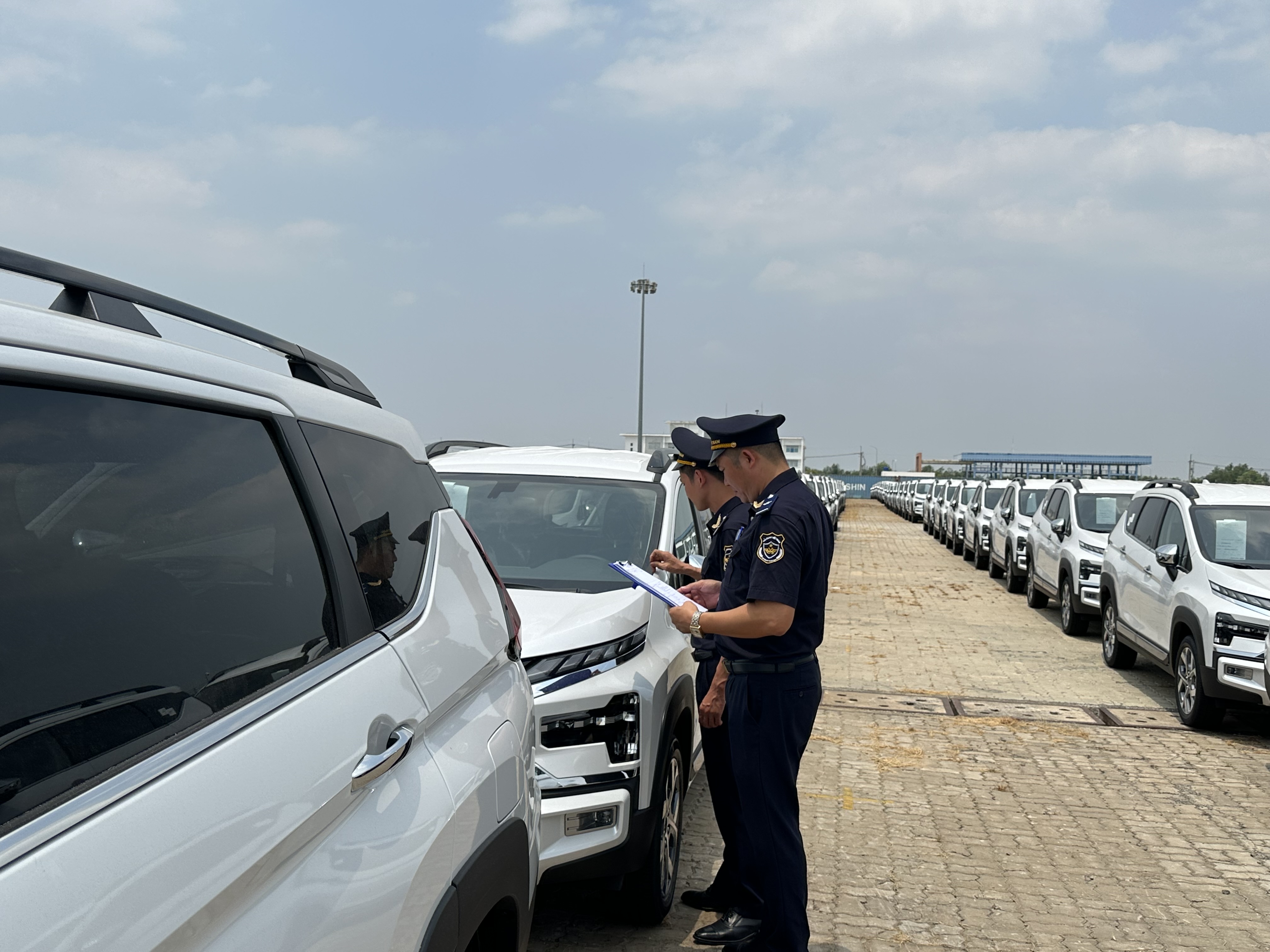 Chi cục Hải quan cửa khẩu cảng Hiệp Phước Cục Hải quan TPHCM kiểm tra ô tô NK qua cảng Sài Gòn Hiệp Phước 4 2024 Ảnh Thu Hòa