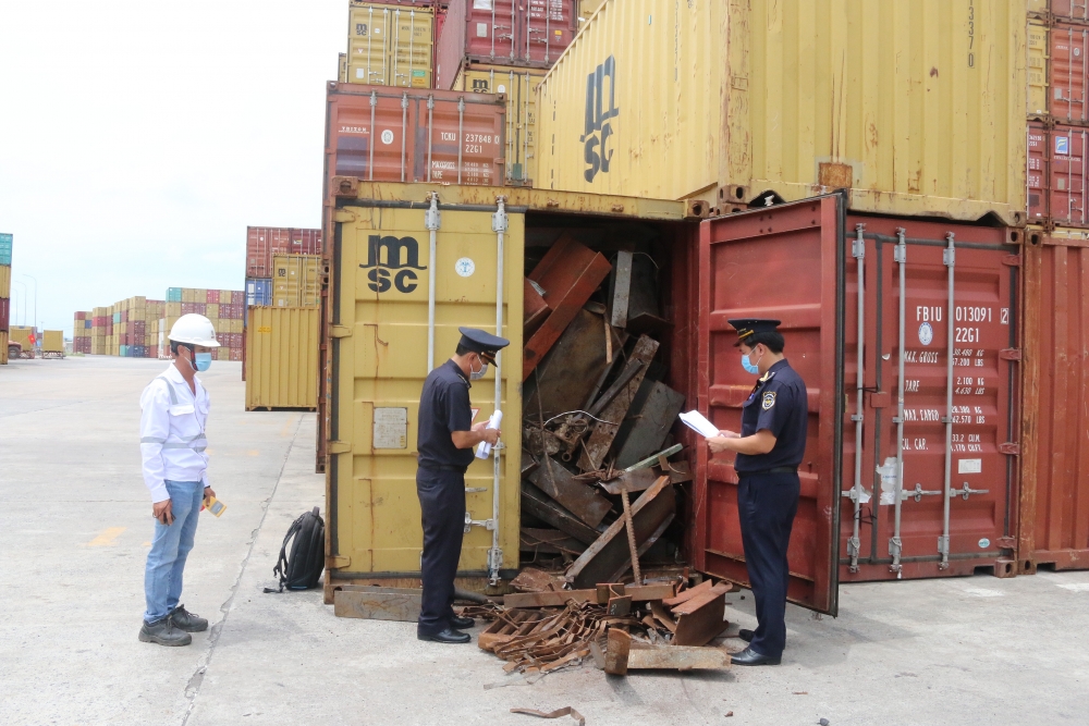 Công chức Chi cục Hải quan Cái Mép Cục Hải quan Bà Rịa Vũng Tàu kiểm tra hàng hóa XNK Ảnh Nguyễn Hiền